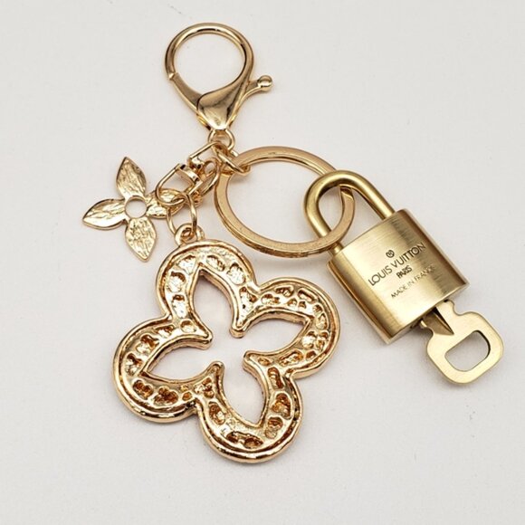 Authentic Louis Vuitton Lock & Key with Unbranded Pink Floral Clover Keychain - Picture 2 of 7